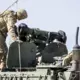 ASV Aptur Ieroču Piegādes: Satricinājums Ukrainā un Bīstamas Sekas Pasaulē