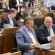 Ainārs Šlesers Rīgas domes sēdē: Paradoksāla klātbūtne, protestiem gatavojoties