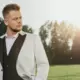 Aivo Oskis izdod sirds siltuma caurvītu dziesmu “Tu esi manas mājas” ar romantisku videoklipu