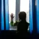 Aiz slēgtām durvīm: sanitas sāpīgais stāsts par bērnības seksuālo vardarbību cienījamā ģimenē