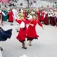 Aizkustinošā sadziedāšanās Mežaparkā: Dziesmu un deju svētku sirds pukst jaunā ritmā
