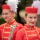 Aizraujoša skaņu un kustību sinerģija: pūtēju orķestru defilē programma sirdī Rīgā, atzīmējot XIII Latvijas skolu jaunatnes dziesmu un deju svētkus