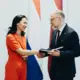 Aizsardzības ministrs Sprūds godināja Nīderlandes vēstnieci par izcilu ieguldījumu Latvijas drošībā