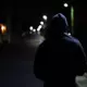 Aizturēts vīrietis par laupīšanām aptiekā un salonā, draudot ar nogalināšanu