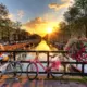 Amsterdama uzstādīs kāpnes kanālos, lai glābtu kaķus no noslīkšanas: līdzjūtības solis pilsētas faunai