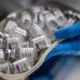 AstraZeneca masīvi investē ASV: 50 miljardi vietējai ražošanai un 80 miljardu apgrozījuma mērķis