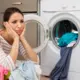 Atvadieties no veļas mazgāšanas murgiem: 7 ekspertu padomi pret smaku, traipiem un audumu bojājumiem