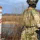 Baltkrievijas dienesti apzināti bojā Latvijas robežas žogu: pieaugs karavīru skaits austrumu pierobežā