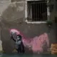 Banksy ikoniskais grafiti 'Migrācijas bērns' tiek glābts no iznīcības Venēcijā
