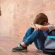 Bērnu depresija: Neierastas pazīmes, ko vecāki bieži nepamana – vēdersāpes, skolas neapmeklēšana