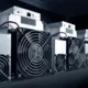 Bitcoin Ieguves Giganti Pārceļ Ražošanu uz ASV: Kā Ķīnas-ASV Karš Pārveido Globālo Kripto Ainavu