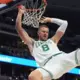 Bostonas "Celtics" sirdi plosošā atvadā no Kristapa Porziņģa godā čempiona ieguldījumu