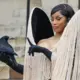 Cardi B šokē Parīzes modes nedēļā: dzīvs krauklis kā aksesuārs – ētiska dilemma