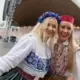 Caur lietu un līksmību: kā igauņi aizvadīja vispārējos dziesmu un deju svētkus Tallinā
