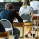 Centralizēto Eksāmenu Rezultāti Pieejami: Emociju Virpulī un Nākotnes Iespēju Krustcelēs