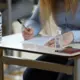Centralizēto eksāmenu rezultāti rāda spilgtu ceļu uz izaugsmi: Latvijas izglītība plaukst