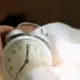 Cik ilgi drīkst gulēt, nekaitējot veselībai? Nosaukts precīzs stundu skaits