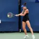 Darja Semeņistaja apliecina dominanci Itālijas WTA 125 turnīrā, iekļūstot ceturtdaļfinālā