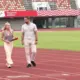 Daugavas stadionā gūtās skolēnu traumas: kāpēc bīstamais segums prasīja savu cenu?
