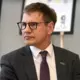 Deputāts Andris Ozols pēc smagas šķiršanās redzēts ar miljonāra atraitni Unu Gulbi-Kārkliņu: jaunas cerības atblāzma?