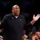 Divkārtējais NBA Gada Treneris Maiks Brauns Pārņem Ņujorkas "Knicks" Stūri: Cerību Atmoda Leģendārajā "Madison Square Garden"