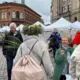 Doma Laukums Zied un Smaržo: Tradicionālais Zāļu Tirgus Iesāk Jāņu Maģisko Gaidīšanu Rīgā