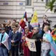 Dziedot par vienlīdzību: Noslēdzošais protests pie Saeimas pieprasa transpersonu tiesību stiprināšanu