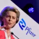 ES Tiesa Pieprasa Leienas un "Pfizer" Šefa Sarakstes Atklāšanu: Kāds Bija Īsziņu Saturs Pandēmijas Aizkulisēs?