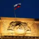 ES sankcijas pret Krieviju iestrēgst: Naftas cenu griesti mirst, Ungārija un Slovākija izmanto vetotiesības taktiku