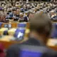 Eiropas Parlaments neatlaidīgi pieprasa Amazon vadības uzklausīšanu, liekot uz spēles piekļuvi iestādēm