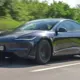 Elektrizējošs Panākums: Tesla EV dominē Cars.com 'Amerikāņu Ražojuma' reitingā, Model 3 līderis!