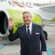 Emocionālas atvadas debesīs: "AirBaltic" kapteinis Aleksandrs noslēdz karjeru kopā ar dēlu