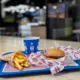 Epohāls Pavērsiens: Hesburger Atvadās no Bērnu Komplektiem – Kas Mainīsies no 2026. gada Pavasara?
