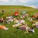 Filips Šmits aicina izkūst saulē: fotosērija "Saules skūpstā" kā atbilde uz haotiskā laika meklējumiem pēc miera