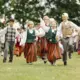 Folkloras burvība silda sirdis XIII Skolu jaunatnes dziesmu un deju svētku piektajā dienā