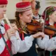 Folkloras diena liek svētku sirdij pukstēt: XIII Latvijas skolu jaunatnes dziesmu un deju svētki turpinās ar spēcīgu tradīciju apliecinājumu