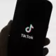 Francija panāk #SkinnyTok aizliegumu TikTok: Uzvara pret toksisku saturu, bet cīņa turpinās
