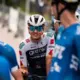 Georgs Tjumins junioru „Tour de France” posmā cīnās kalnos, finišējot 50. vietā