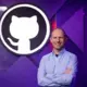 GitHub vadītājs: Programmēšanai jāmācās skolā, MI pārveido nozari un prasa nepārtrauktu mācīšanos