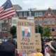 Globālie protesti pret Trampa “tirāniju”: Ko vēstīja plakāti Amsterdamā?