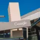 Google ultimāts attālinātajiem darbiniekiem: Atpakaļ birojā vai atlaišana MI investīciju ēnā