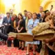 Gorilla satiek karali: Karalis Čārlzs III iesaistās aizkustinošā klimata mākslas projektā Londonā