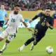 Hondurasa un Meksika Pirmās Sasniedz CONCACAF Zelta Kausa Pusfinālu Dramatiskās Cīņās