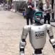 Humanoīds robots KOID pārņem Volstrītu: nākotne klauvē pie Ņujorkas biržas durvīm