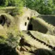 Iegrebts akmenī un klusumā: atklājiet maģisku alu klosteri, kas valdzina dvēseli