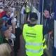 Ilmārs – klusais varonis Mežaparka tramvaju pieturā: sirsnība, kas padara dziesmu un deju svētkus neaizmirstamus