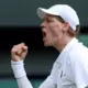 Janiks Sinners Vimbldonā triumfē pār Alkarasu, izcīnot ceturto “Grand Slam” titulu