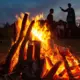Jāņu nakts noslēpumi: Kur Latvijā līgoja sausumā, un kur gāzās kā ar spaiņiem? Meteorologu analīze