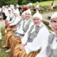 Kad dziesma vieno: senioru kopkoris pieskandina Madonu vasaras saulgriežu gaismā