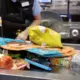 Kāpēc "Lidl" Lietuvā ir lētāks nekā Latvijā? Skats aiz aizkariem uz cenu atšķirību iemesliem
